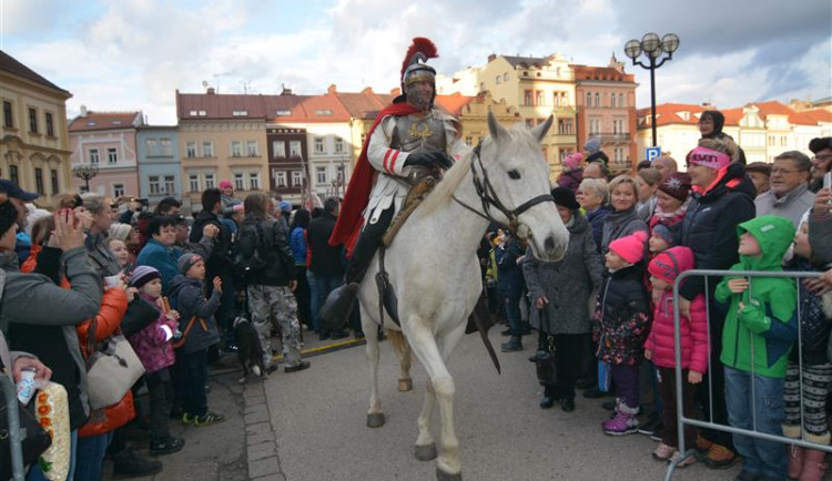 Na hradecké Velké náměstí přijede za chvíli Martin na bílém koni