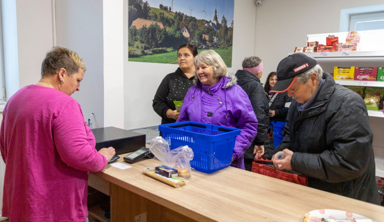 Obyvatelé Andělky na Frýdlantsku museli za nákupy dojíždět, teď jim obec zřídila vlastní obchod s potravinami