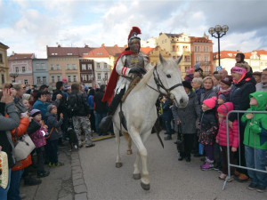Na hradecké Velké náměstí přijede za chvíli Martin na bílém koni