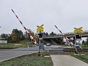 Nový cyklopřejezd mezi Jičínem a Popovicemi chrání cyklisty na frekventované trase