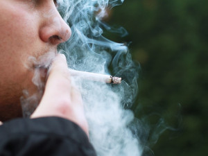 Zloděj vybílil trafiku v Lázních Bohdaneč, odnesl si hromadu cigaret