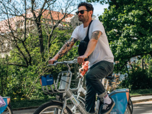Jičín zavádí 30 minut zdarma na sdílených kolech pro obyvatele Robous a Popovic
