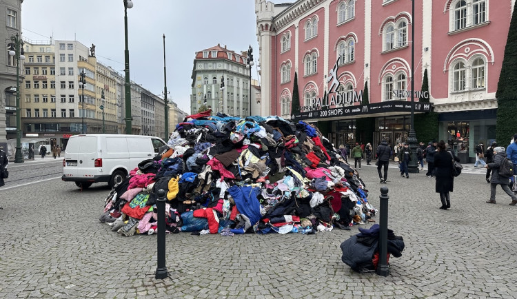 VIDEO: Hromadu oblečení nechalo vyhodit v centru Prahy hlavní město. Má upozornit na nadbytek textilního odpadu