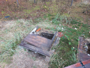 Vandal poničil kadibudky u dětského hřiště Rytířské hradiště v Hradci Králové