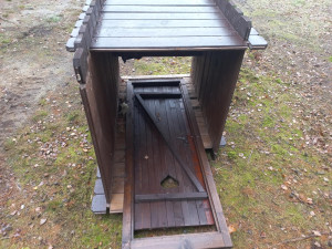 Vandal poničil kadibudky u dětského hřiště Rytířské hradiště v Hradci Králové