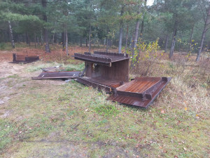 Vandal poničil kadibudky u dětského hřiště Rytířské hradiště v Hradci Králové