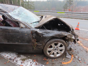 Řidič BMW nezvládl rychlou jízdu a skončil v nemocnici. Policie v tomto počasí apeluje na bezpečnost