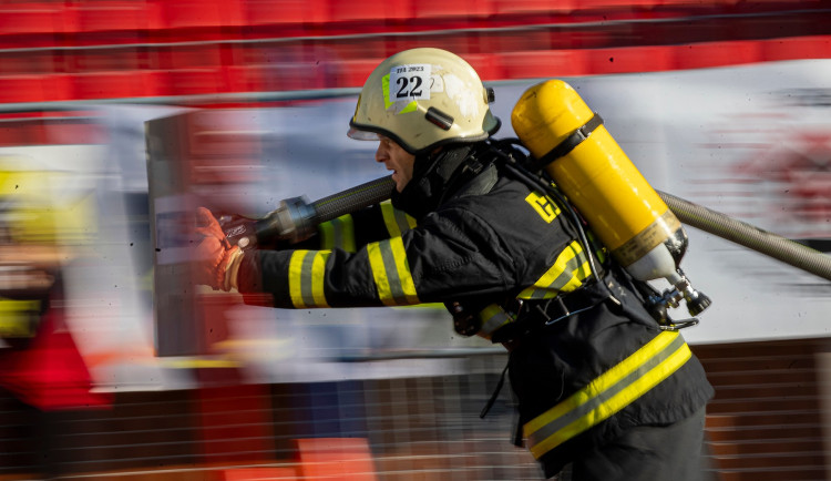 Příčinou požáru bytu v Jičíně s jedním mrtvým byl zkrat tužkové baterie