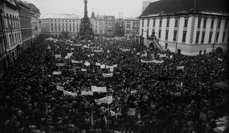 FOTO A VIDEO: Pětatřicet let od klíčového momentu historie. Jaká byla Sametová revoluce v Olomouci?