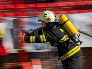 Příčinou požáru bytu v Jičíně s jedním mrtvým byl zkrat tužkové baterie