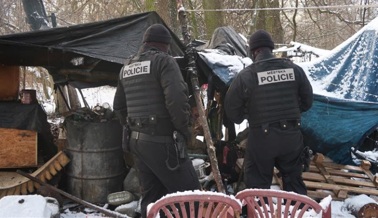size3-17048248997675-207-mestska-policie-se-pustila-do-kontrol-mist-kde-prespavaji-bezdomovci-v-mrazech-jim-jde-o-zivot
