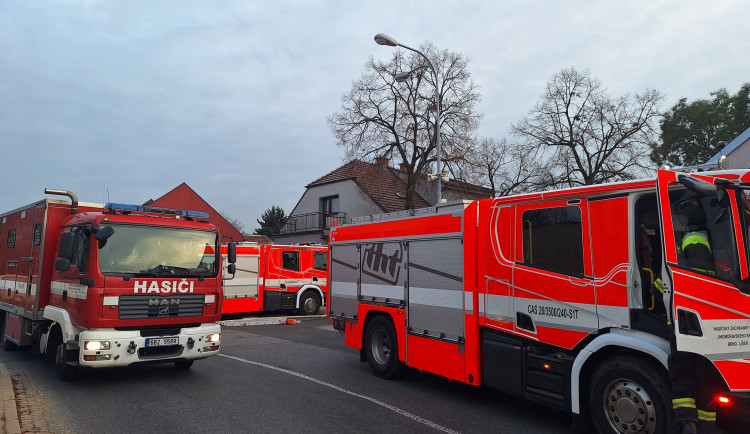 Bytový dům v Hodoníně zachvátily plameny. Hasiči kvůli požáru gauče evakuovali padesát lidí