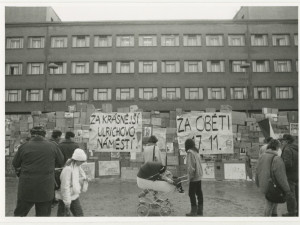 V Hradci Králové začala revoluce později. Komunismus se vytlačoval postupně