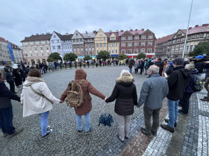 FOTO | VIDEO: Veřejnost vytvořila obří srdce na Masarykově náměstí. Připomněla si události roku 89