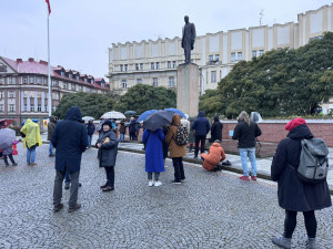FOTO | VIDEO: Veřejnost vytvořila obří srdce na Masarykově náměstí. Připomněla si události roku 89.