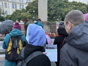 FOTO | VIDEO: Veřejnost vytvořila obří srdce na Masarykově náměstí. Připomněla si události roku 89.