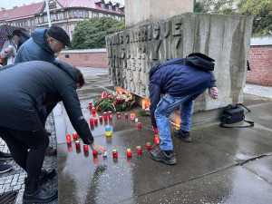 FOTO | VIDEO: Veřejnost vytvořila obří srdce na Masarykově náměstí. Připomněla si události roku 89.