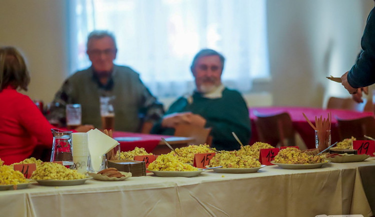 Se slanečkem, s maggi nebo klasický. I takové saláty byly k ochutnání v Heřmanicích na soutěži o nejlepší bramborový salát