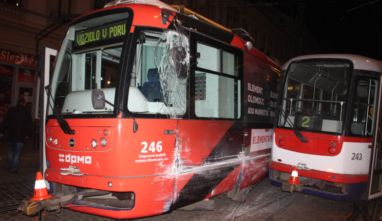 V centru Olomouce se srazily dvě tramvaje, ve kterých cestovalo 60 lidí. Nikdo se naštěstí nezranil