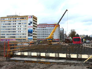 Stavbaři na hradecké Miletě jedou podle plánu, dál pracují na podchodech