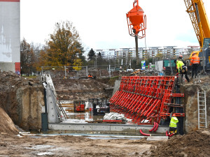 Stavbaři na hradecké Miletě jedou podle plánu, dál pracují na podchodech