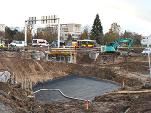 Stavbaři na hradecké Miletě jedou podle plánu, dál pracují na podchodech