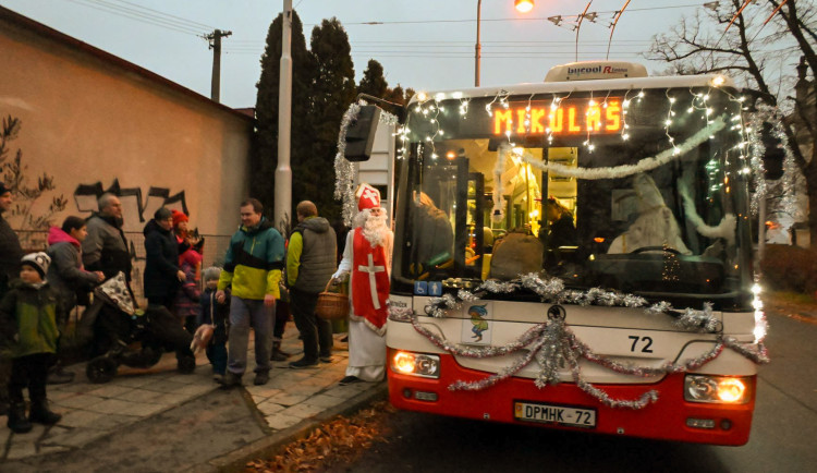 JÍZDNÍ ŘÁD: Do ulic Hradce Králové znovu vyjede Mikulášský trolejbus