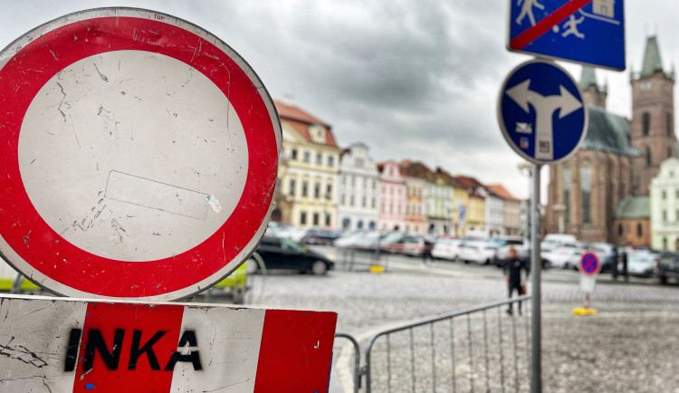 Vánoční vesnička má přednost, v centru Hradce teď hůř řidiči zaparkují