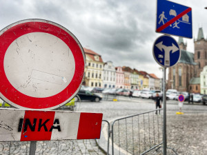 Vánoční vesnička má přednost, v centru Hradce teď hůř řidiči zaparkují