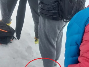 FOTO: Horská služba dnes musela zachraňovat devět turistů na Sněžce
