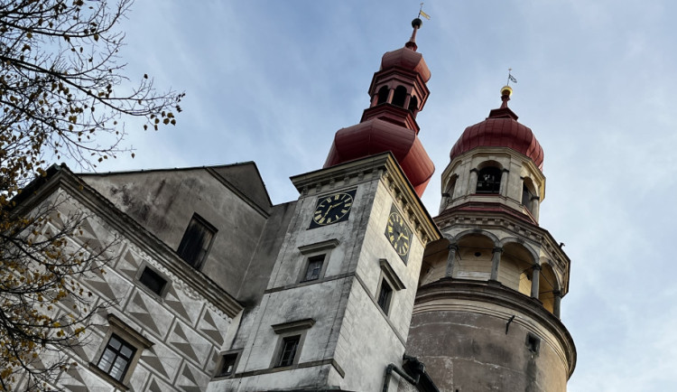 Opravy silnic v Náchodě zpomalí dneska dopravu přes město a do Polska