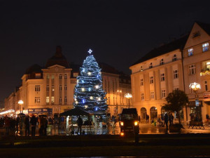 Vánoční stromy se rozzáří nejen v centru Hradce, ale také na kraji města