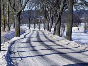 Na cestách v Krkonoších a v Orlických horách leží vrstva sněhu