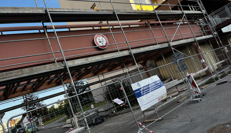 Chodcům se na hradecké Benešově třídě otevřela další opravená lávka