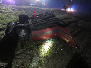 Auto plné teenagerů narazilo u Hradce do stromu, nepřežila patnáctiletá dívka