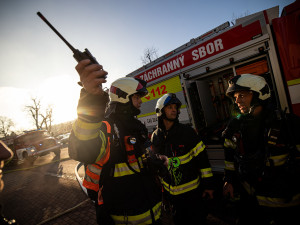 Na Rychnovem se nesl kouř, hasiči vyjížděli k požáru rodinného domu