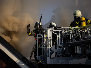 Na Rychnovem se nesl kouř, hasiči vyjížděli k požáru rodinného domu