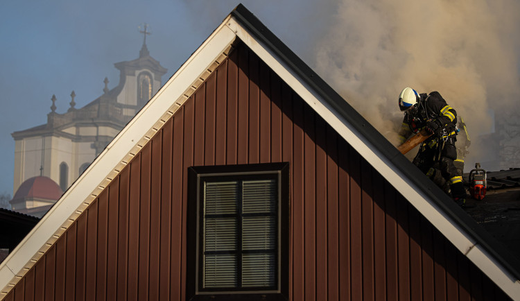 Na Rychnovem se nesl kouř, hasiči vyjížděli k požáru rodinného domu