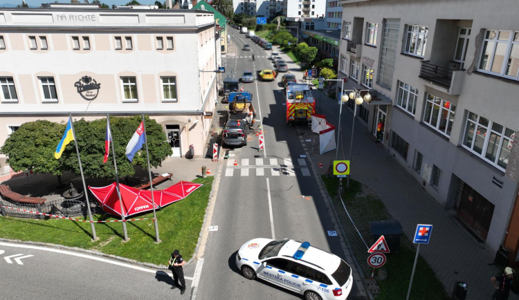 Řidič, který na Náchodsku vjel do lidí, byl obviněn i z usmrcení z nedbalosti