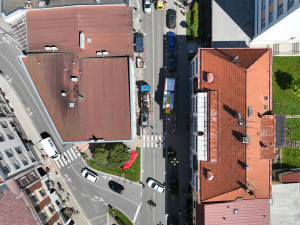 Řidič, který na Náchodsku vjel do lidí, byl obviněn i z usmrcení z nedbalosti