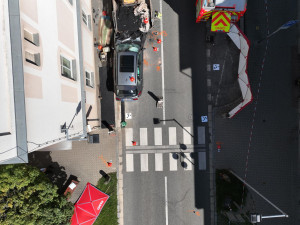 Řidič, který na Náchodsku vjel do lidí, byl obviněn i z usmrcení z nedbalosti