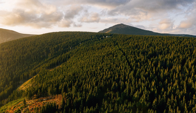 Během roku Krkonoše navštívilo méně turistů než loni. Nejvíce lidí dorazilo 6. července