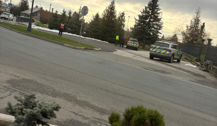 Tři lidé spadli z mostu v České Meziříčí do řeky. Podle svědků mělo jít o matku s dětmi