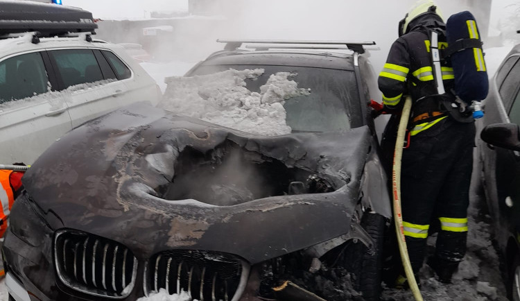 Z luxusního BMW zbyl na parkovišti v Horní Malé Úpě jen ohořelý vrak