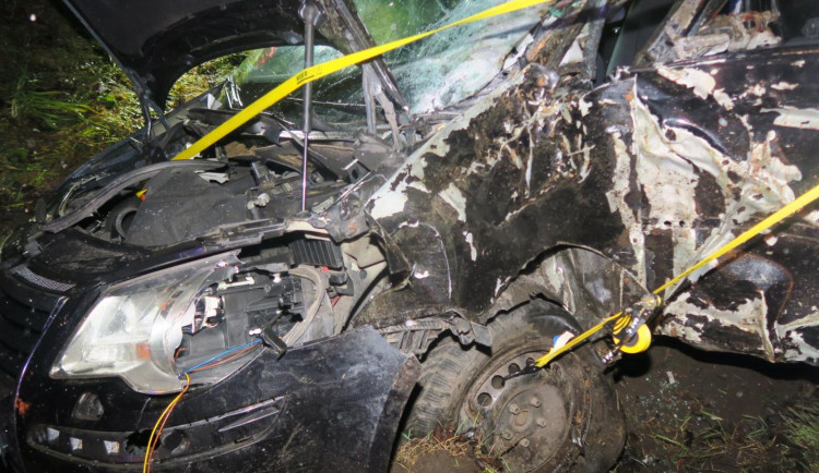 U Náchoda bouralo osobní auto. Nepřipoutaný řidič na místě zemřel