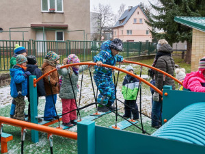 Trutnovská školka Dráček dostala předčasný dárek. Nové hřiště pro děti