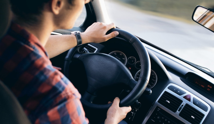 Drogy za volant nepatří ani o Vánocích. Po víkendech a vánočních večírcích jsou kanalizace plné drog.