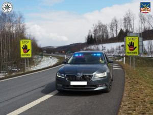 Řidiči jedou obcí stovkou, na dálnici dvě stě, policejní statistiky se plní