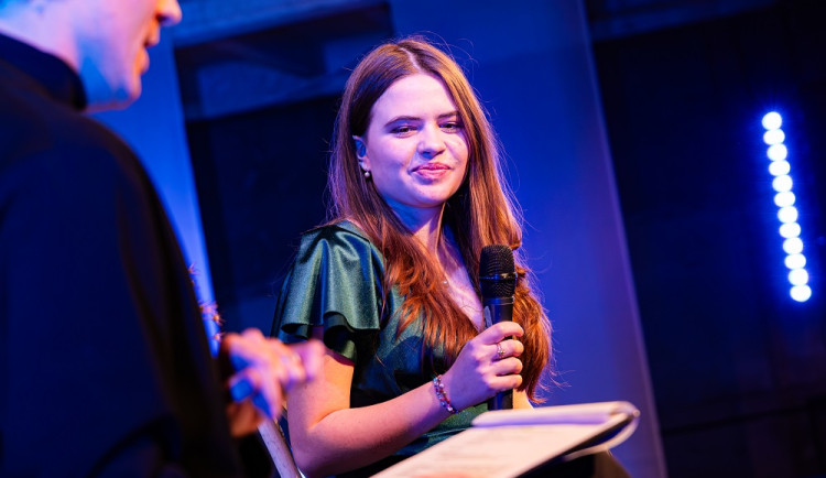 Soňa Kleinerová při přebírání ceny Jana Opletala