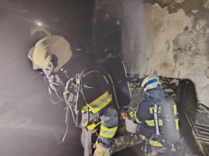 V panelovém domě v Hradci Králové hořelo. 11 lidí se nadýchalo kouře